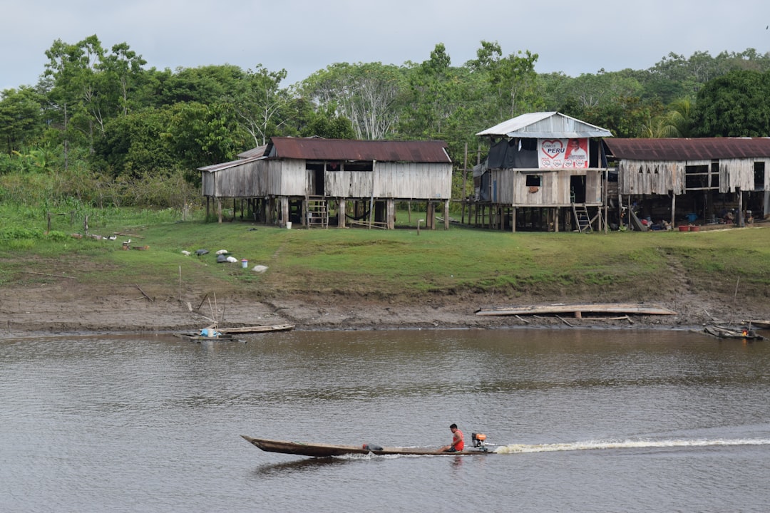Navegación por el río en la Amazonía Peruana cerca de Iquitos