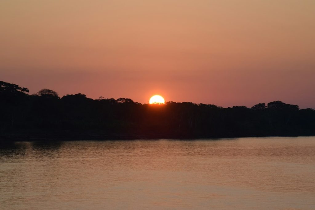 Atardecer sobre el río Amazonas en Perú