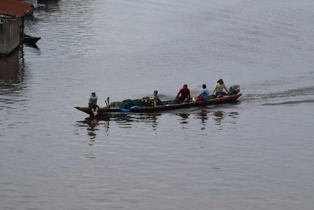 Navegación por el río en la Amazonía peruana