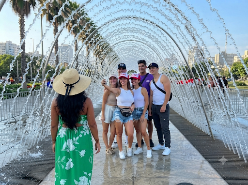 Viajeros divirtiendose en Peru contenido TikTok Loco Llama Experience
