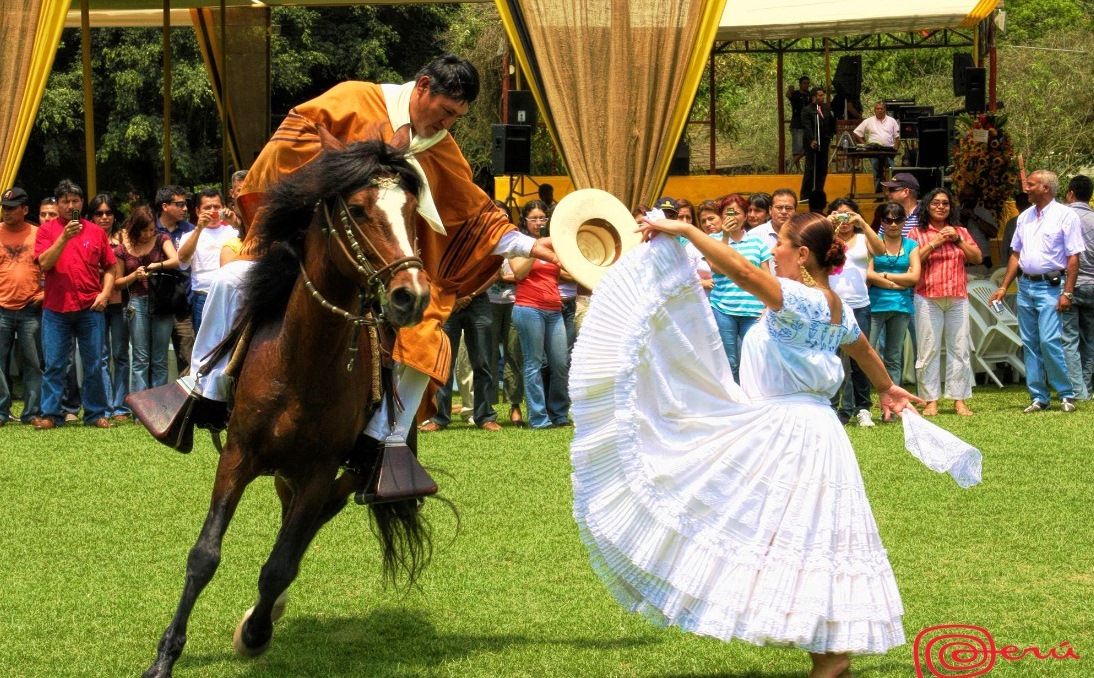 Dos jinetes montando Caballos Peruanos de Paso